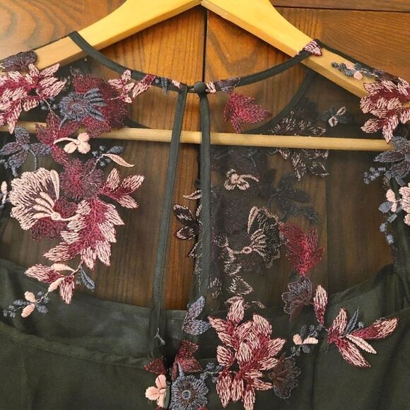 White House Black Market Floral Overlay Dress Size 2 - Picture 8 of 9